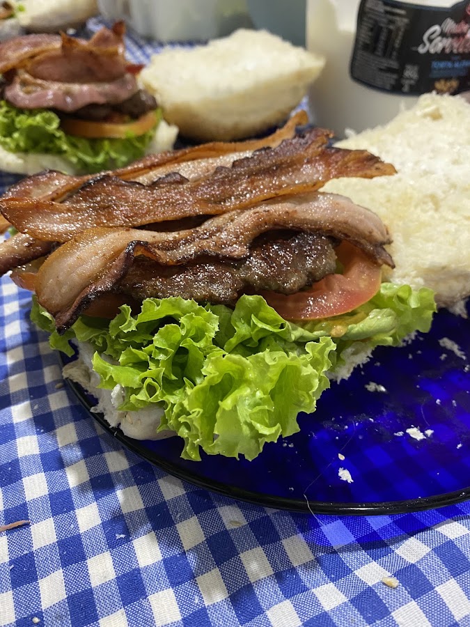 Hambúrguer artesanal prensado na chapa com queijo derretido no Lanches Bom Sucesso no Jóquei Club Campo Grande MS