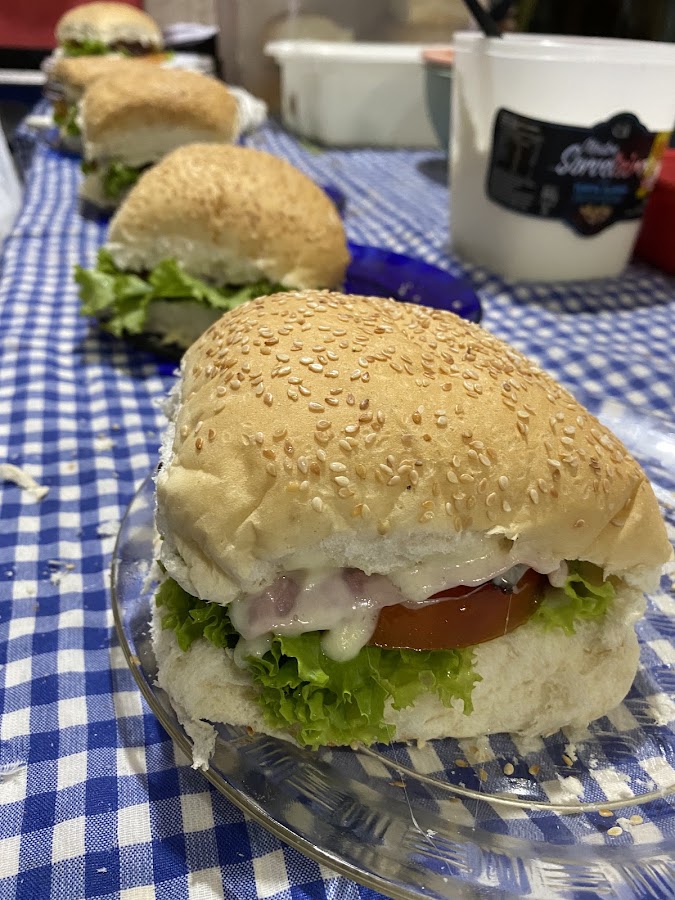 Lanche com pão selado na manteiga e a famosa maionese verde artesanal da casa
